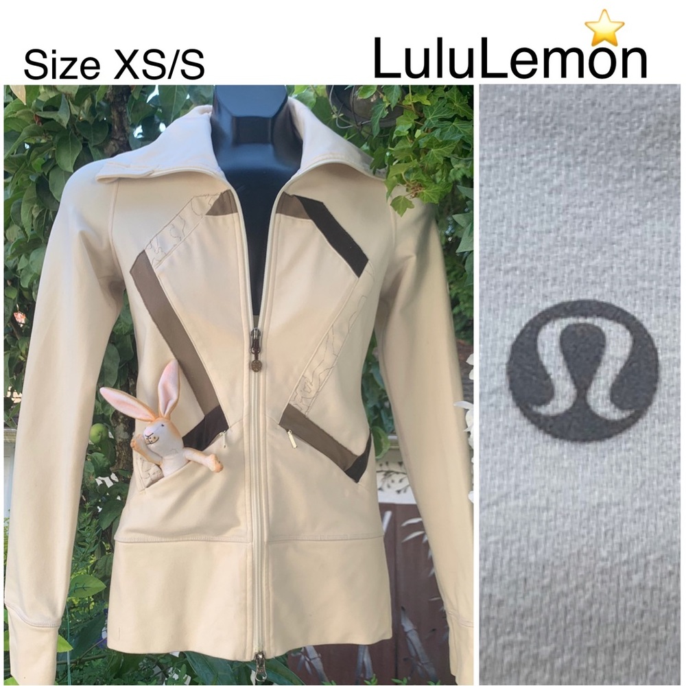 XS/S LULULEMON collared Jacket 🧥 Silhouetted, ⭐️ growing teen ✅ wants LL name